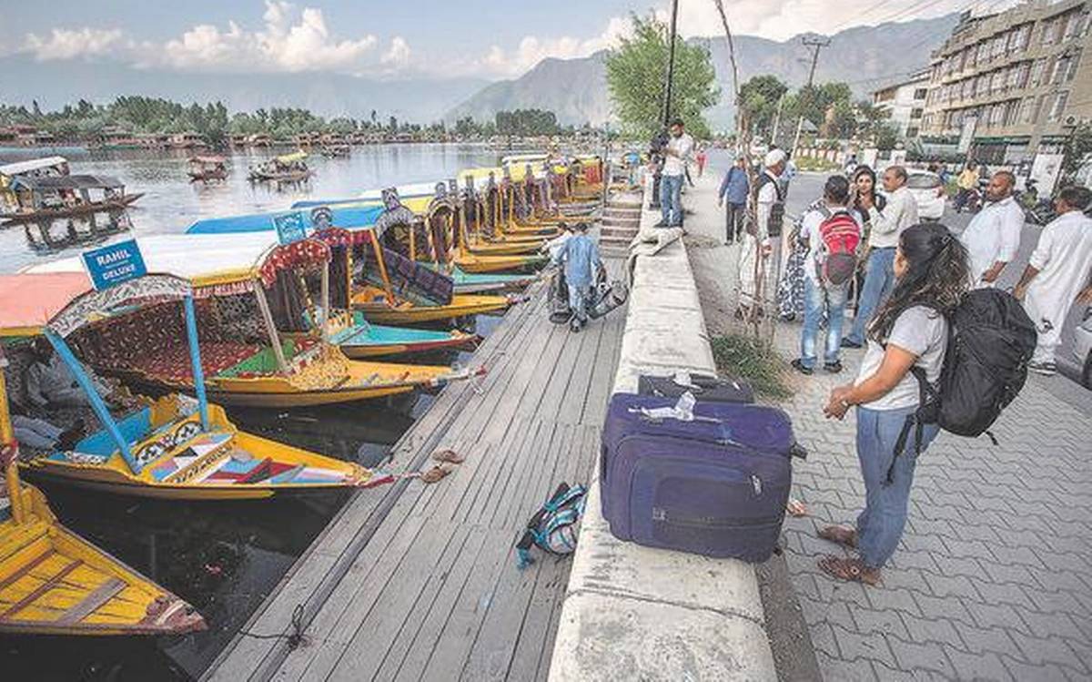restrictions-on-movement-of-tourists-in-jammu-and-kashmir-to-be-lifted-from-thursday