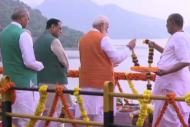 Modi performs Narmada ‘aarti’ at Sardar Sarovar dam decoding=