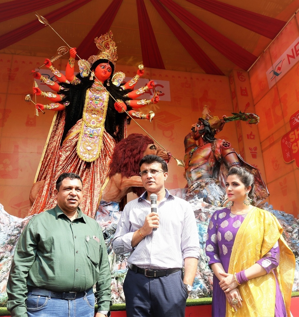 Celebrated Cricketer Sourav Ganguly unveils a larger than life installation at  Nerolac Shera Para Shera Pujo decoding=
