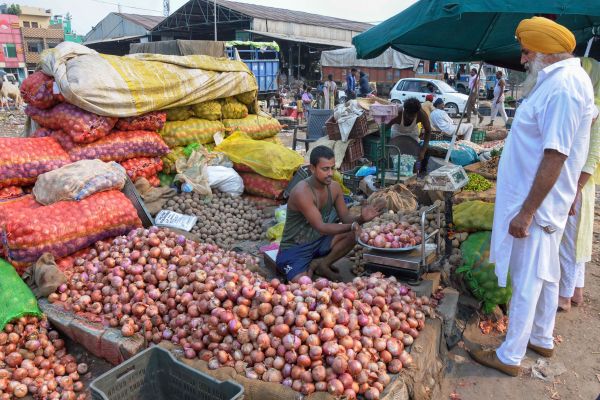 central-government-imposes-stock-limit-on-traders-bans-export-of-onions