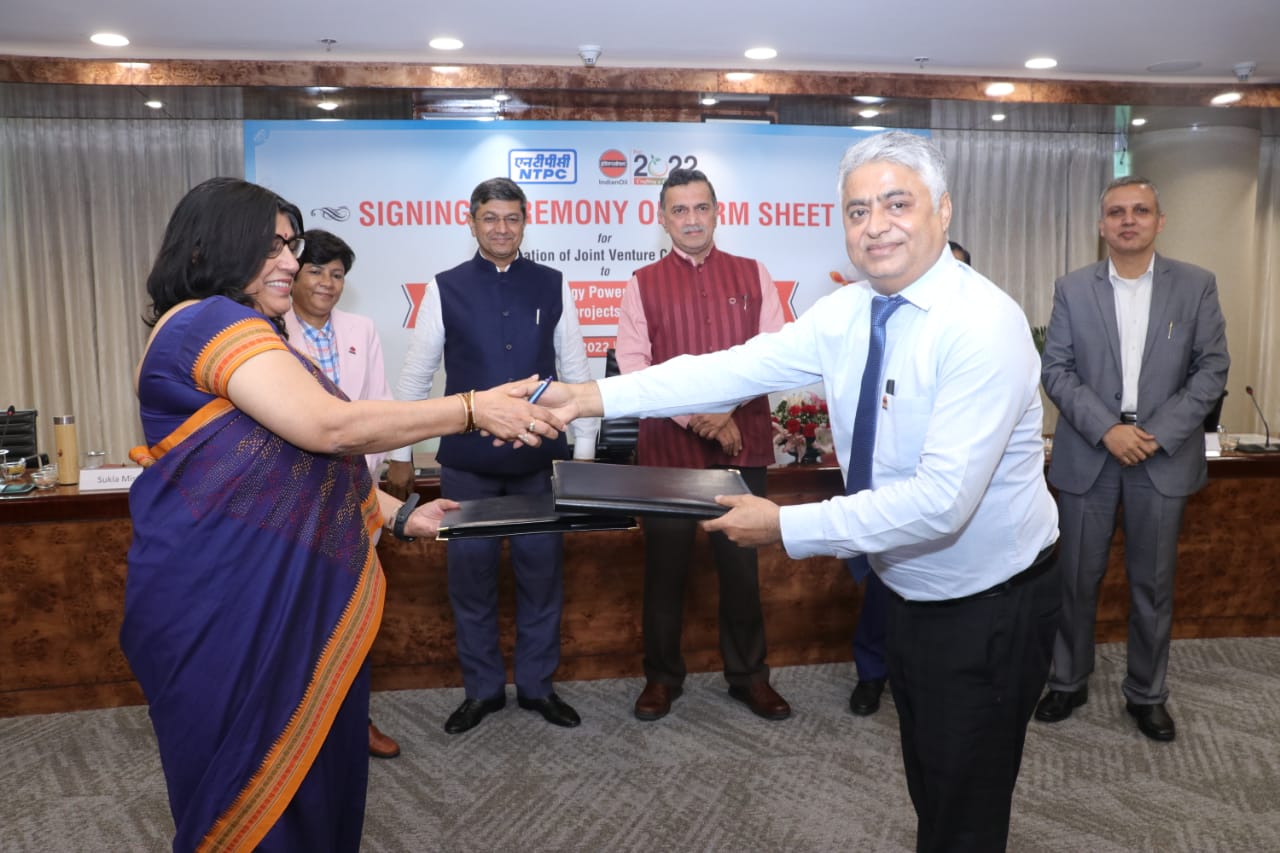 ntpc-and-indian-oil-sign-agreement-for-powering-indian-oil-refineries-with-renewable-energy