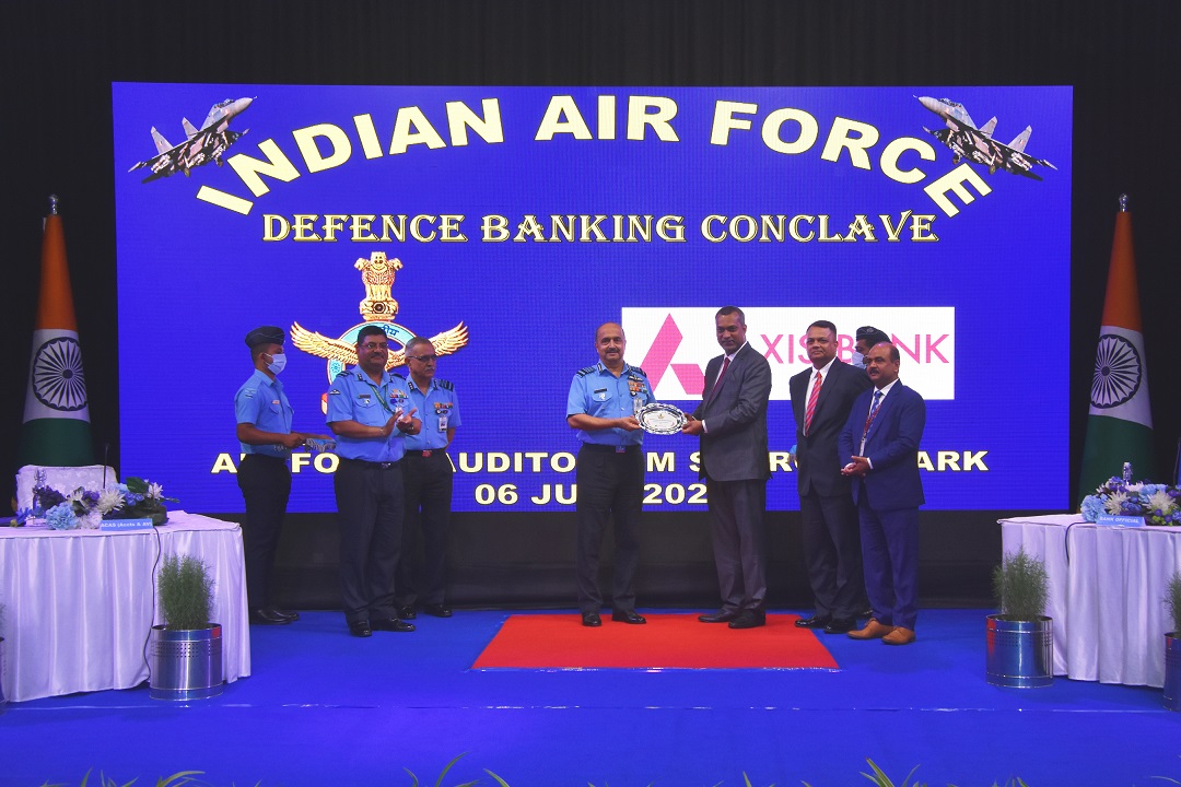 Axis Bank signs MOU with Indian Air Force decoding=