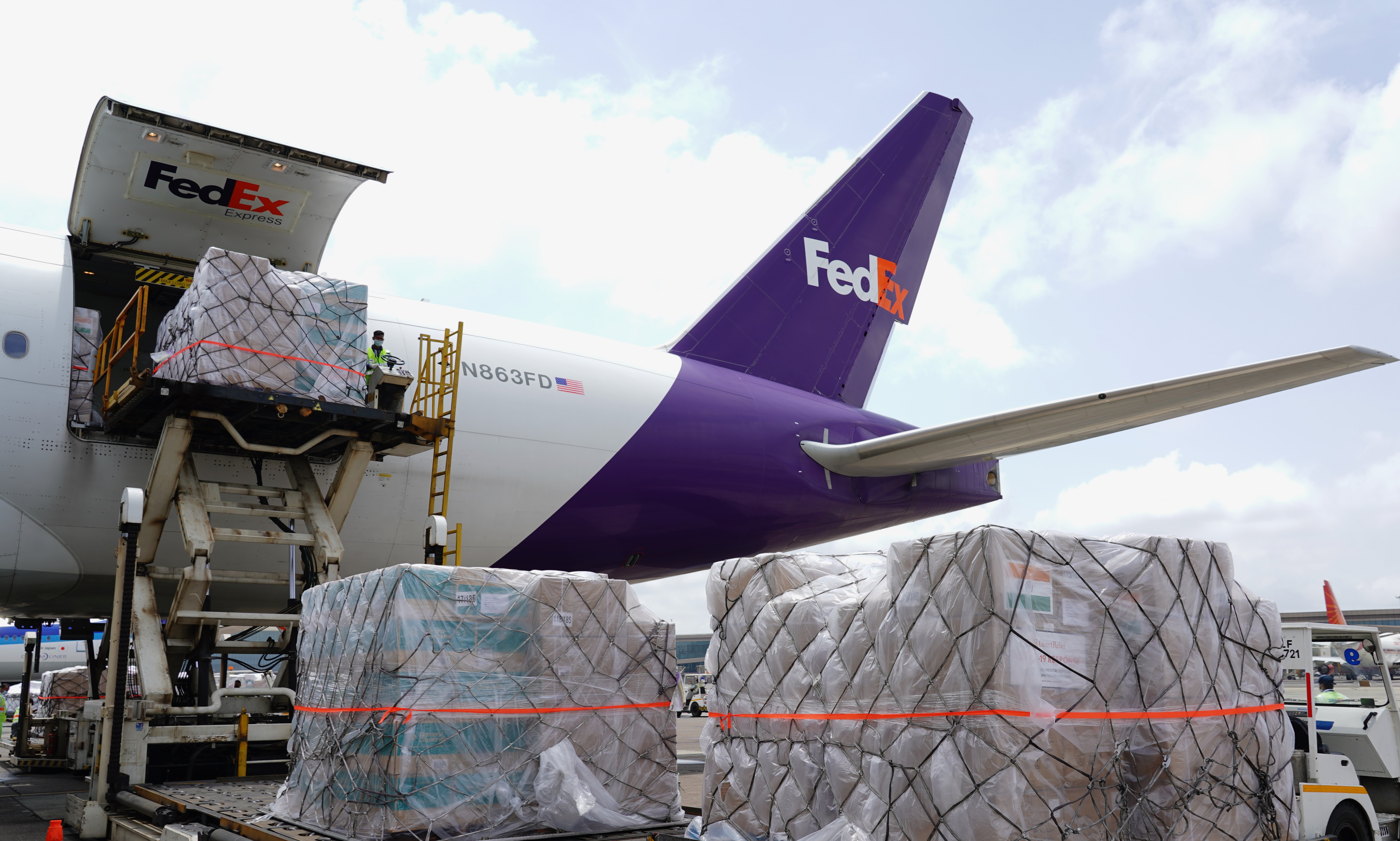 fedex-extends-support-donates-third-dedicated-charter-flight-carrying-critical-covid-19-aid-to-india