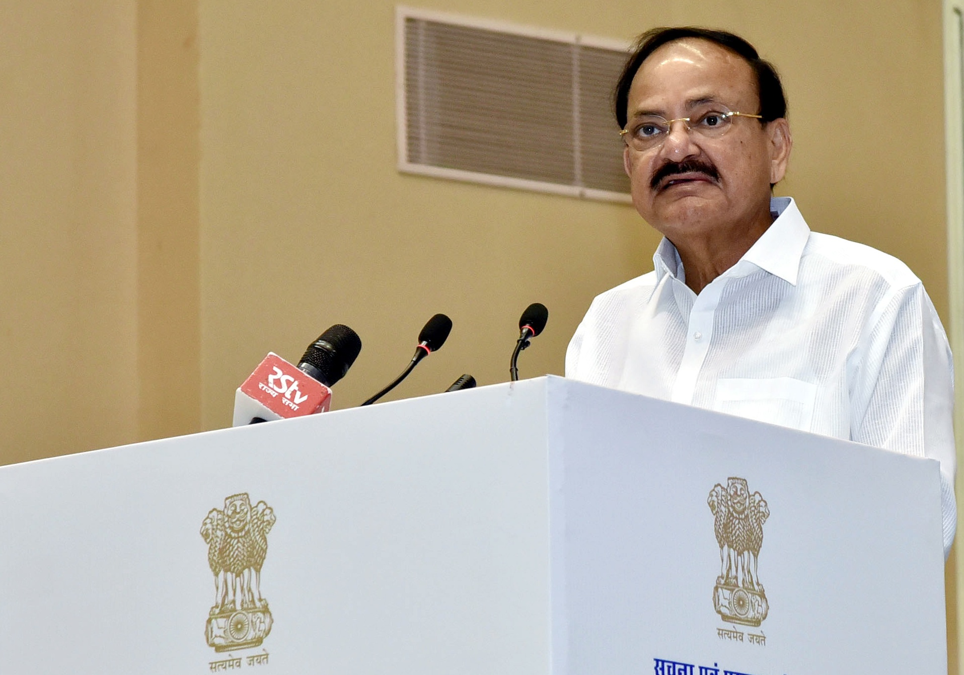 Vice President lauds Gujarat Police for 33 percent reservation for women decoding=